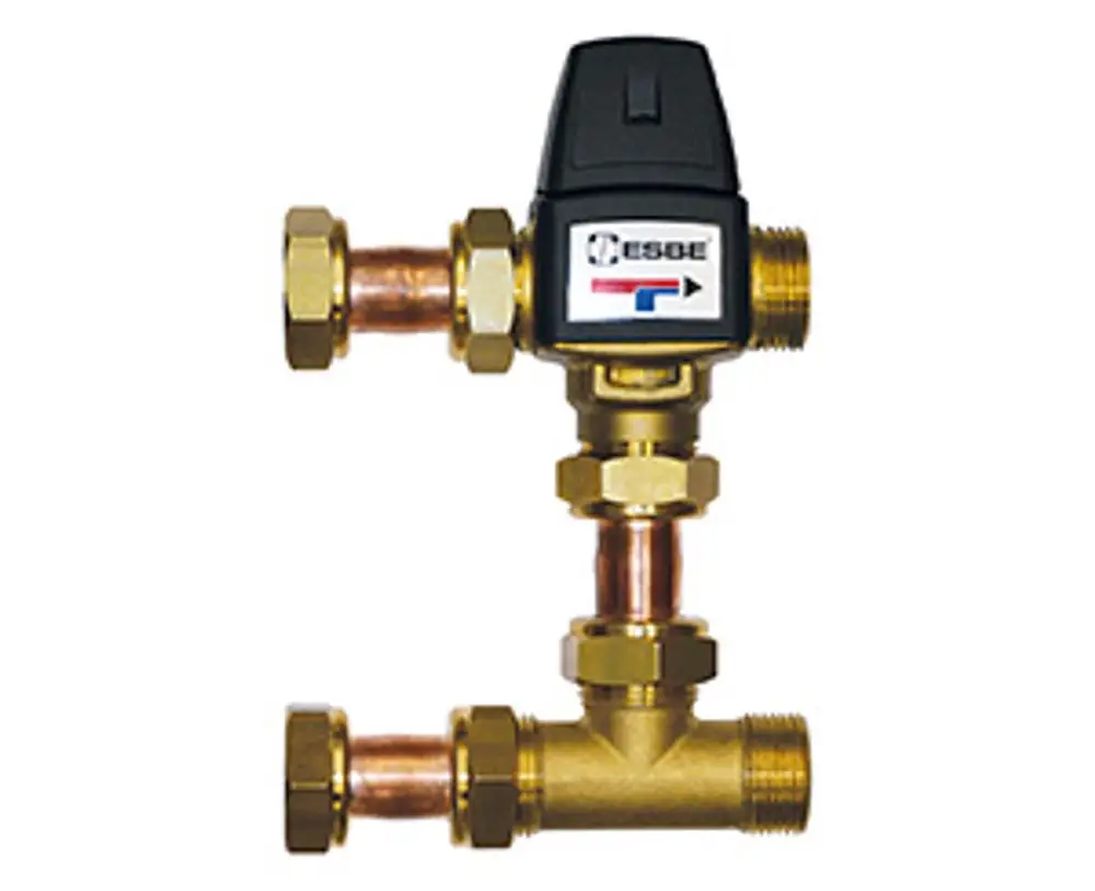 Thermostatisches 3-Wege Mischventil mit Kupferrohren und Messingverbindungen, hergestellt von Vaillant, zur Regelung von Heizungs- und Warmwassersystemen.